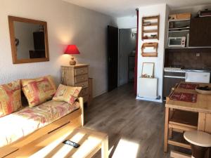 salon z kanapą i stołem w obiekcie Résidence La Grande Traversee - Charmant studio pied des pistes MAE-4044 w mieście Corrençon-en-Vercors