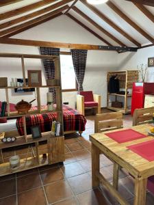 a living room with a bed and a table at Casa Rural Ruta del Tajinaste azul in Valsequillo