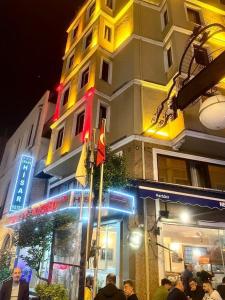 a crowd of people standing in front of a building at GRAND HiSAR HOTEL in Istanbul