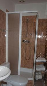 een badkamer met een douche, een toilet en een wastafel bij Hotel Okatex in Żagań