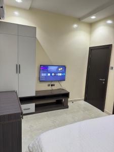 Televiisor ja/või meelelahutuskeskus majutusasutuses Urban Oasis 2 BEDROOM