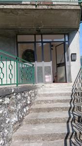 un conjunto de escaleras que conducen a una casa con puerta en La Voltata, en Pianosinatico