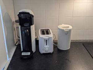 una encimera con cafetera y licuadora en Vue dégagée, emplacement idéal, climatisé, en Menton