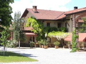 une maison avec beaucoup de plantes sur elle dans l'établissement Cascina La Commenda, à Peveragno