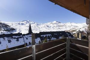 vistas a una ciudad con montañas cubiertas de nieve en La Ventana de Formigal by BeValle, en Formigal