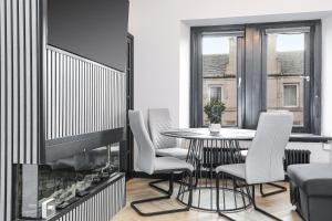 a dining room with a table and a fish tank at Traditional 1-Bed Edinburgh Apt in Edinburgh +26 photos