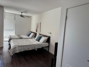 Un dormitorio con dos camas y una ventana. en Incredible Hollywood Loft Free Parking, en Los Ángeles 31 fotos más