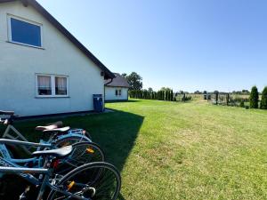 a group of bikes parked in front of a house at Nadmorska Kępa in Kąty Rybackie