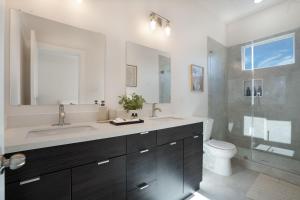 Bilik mandi di Cozy King Suite in Houston TX