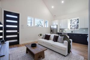 Ruang duduk di Cozy King Suite in Houston TX
