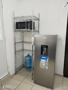 Zimmer mit Kühlschrank und Mikrowelle in der Unterkunft Depa totalmente climatizado y tranquilo in Valente Díaz y La Loma