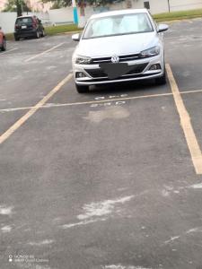 ein weißes Auto auf einem Parkplatz geparkt in der Unterkunft Depa totalmente climatizado y tranquilo in Valente Díaz y La Loma