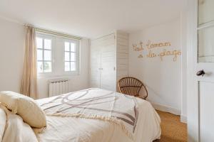 a bedroom with a bed and a sign on the wall at La Cabine - cœur de Honfleur - vue imprenable in Honfleur