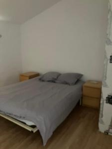 ペルテュイにあるMaison de village à Pertuisのベッドルーム1室(ベッド1台、ナイトスタンド2台付) +4枚の写真