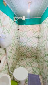 a bathroom with a toilet and a sink at Hostel Familiar in Salvador