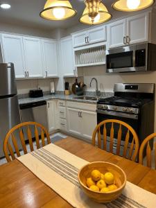 una cucina con tavolo e ciotola di limoni di Historic Downtown-families & groups! ADA approved a Gettysburg