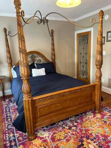 un letto con struttura in legno in una stanza di Historic Downtown-families & groups! ADA approved a Gettysburg