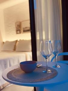 a table with a bowl and two wine glasses on it at IorubaStudio in Salvador