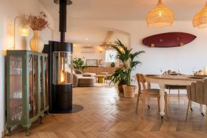 ラカノーにあるLes Villas de Julie au Domaine des Musesのリビングルーム(薪ストーブ付)