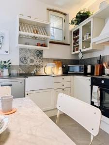 Kuchyň nebo kuchyňský kout v ubytování La casa nel castello e il giardino segreto + 59 fotografií