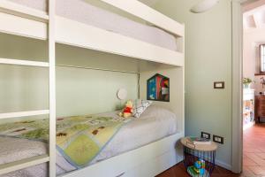 Postel nebo postele na pokoji v ubytování La casa nel castello e il giardino segreto