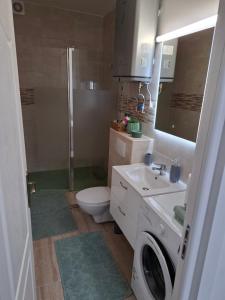 Ένα μπάνιο στο Yasmine Apartment Ultracentral