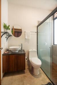 Bilik mandi di Celina beach house en Manzanillo