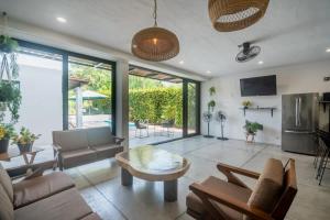 Televisyen dan/atau pusat hiburan di Celina beach house en Manzanillo
