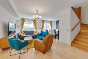 a living room with blue chairs and a couch at Accommodation closest to Disneyland in Serris