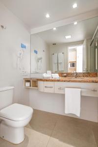 Et badeværelse på Jurerê - Hotel - Studio em Beach Village - Florianópolis