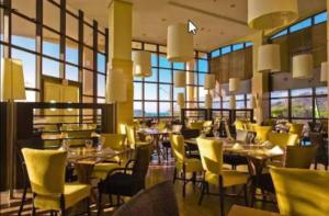 En restaurant eller et andet spisested på Jurerê - Hotel - Studio em Beach Village - Florianópolis