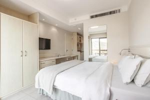 En eller flere senge i et værelse på Jurerê - Hotel - Studio em Beach Village - Florianópolis + 21 billeder