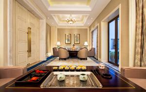 Uma área de estar em Carp Islet Resort Fuzhou