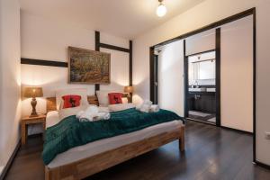 a bedroom with a large bed in a room at NA-Home Kitzbühel Hornbichl in Kitzbühel