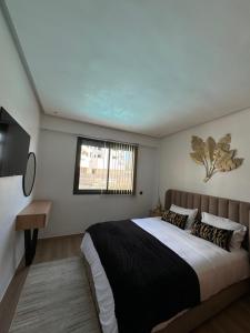 ein Schlafzimmer mit einem großen Bett und einem Fenster in der Unterkunft Prestige stay with swimming pool in Agadir