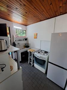 Eldhús eða eldhúskrókur á Ti' Chalet 2 pers Nord Caraïbes