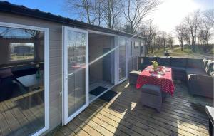 una cubierta con una mesa y una mesa de picnic en Chalet Lauwersoog, en Lauwersoog