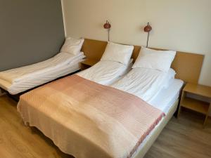 Postel nebo postele na pokoji v ubytování Lambastadir Guesthouse