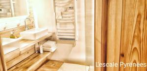 Kúpeľňa v ubytovaní Vue imprenable et jacuzzi 4 Etoiles