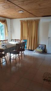 Un gran comedor con mesa y sillas. en Casa de Playa - 6 Personas, en Balneario Pehuén-Có