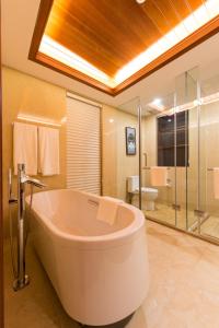 Ένα μπάνιο στο The Sapphire Villa +16 φωτογραφίες