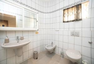 Φωτογραφία από το άλμπουμ του Beautiful 3 Bedroom Accra Home σε Haatso