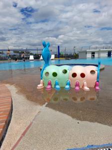 Πισίνα στο ή κοντά στο APTOS TURISTICOS PISCINA PARQUE DEL CAFé