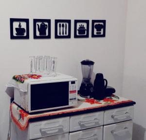 a microwave sitting on a counter with a blender on it at Casa de Praia na rota de Milagres - Praia de Marceneiro in Passo de Camarajibe
