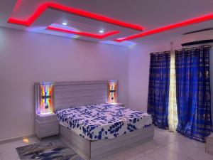a room with a bed and a red ceiling at L Appartement Prestige- Darou Salam Immo in Thiès