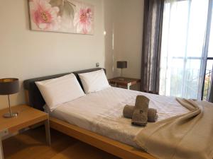 ein Schlafzimmer mit einem Bett mit zwei Tischen und einem Fenster in der Unterkunft Forum Ocean View Apartment in Funchal