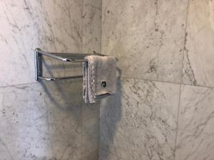 einen Handtuchwärmer im Bad mit Marmorwand in der Unterkunft Forum Ocean View Apartment in Funchal + 43 Fotos