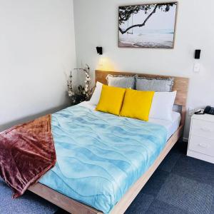 Postel nebo postele na pokoji v ubytování AAA Northlands Motel