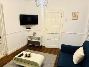Televisyen dan/atau pusat hiburan di Modern 4-Bedrooms House - Near City Centre - QMC - Arnold Market - Sleeps 8