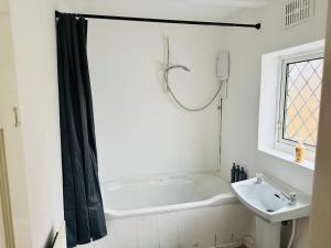 Bilik mandi di Modern 4-Bedrooms House - Near City Centre - QMC - Arnold Market - Sleeps 8